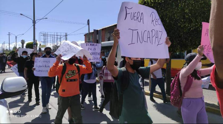 Estudiantes de la universidad de Huamanga marchan pidiendo la renuncia de&nbsp;rectores