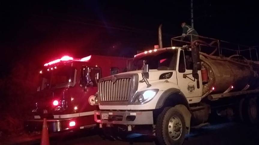 Cisterna municipal apoyó a Bomberos en incendio producido a la entrada de la&nbsp;Huaca