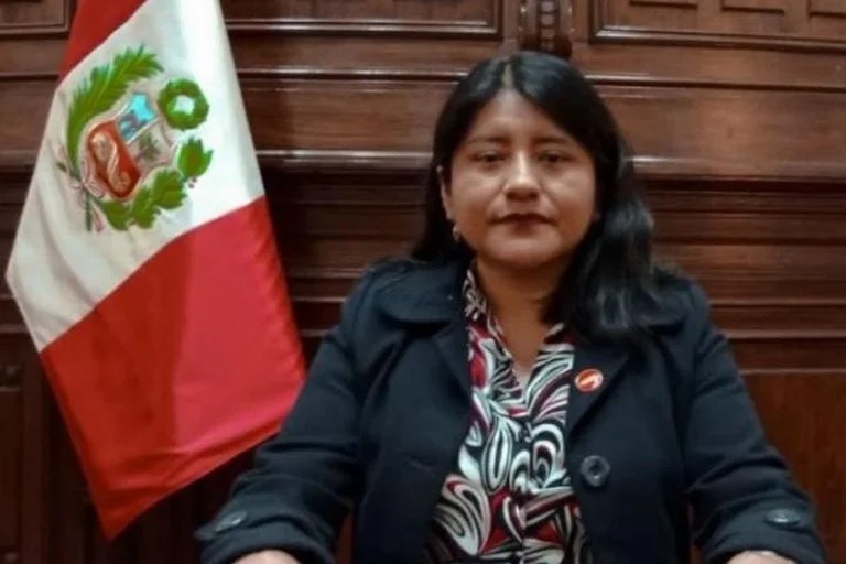 Congresista Nieves Limachi pidió disculpas por proponer modificar la bandera del&nbsp;Perú
