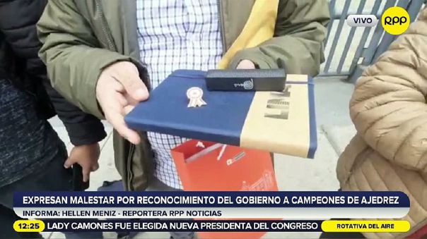 «Es una humillación»: campeones de ajedrez recibieron una agenda y un cargador como reconocimiento del&nbsp;Gobierno