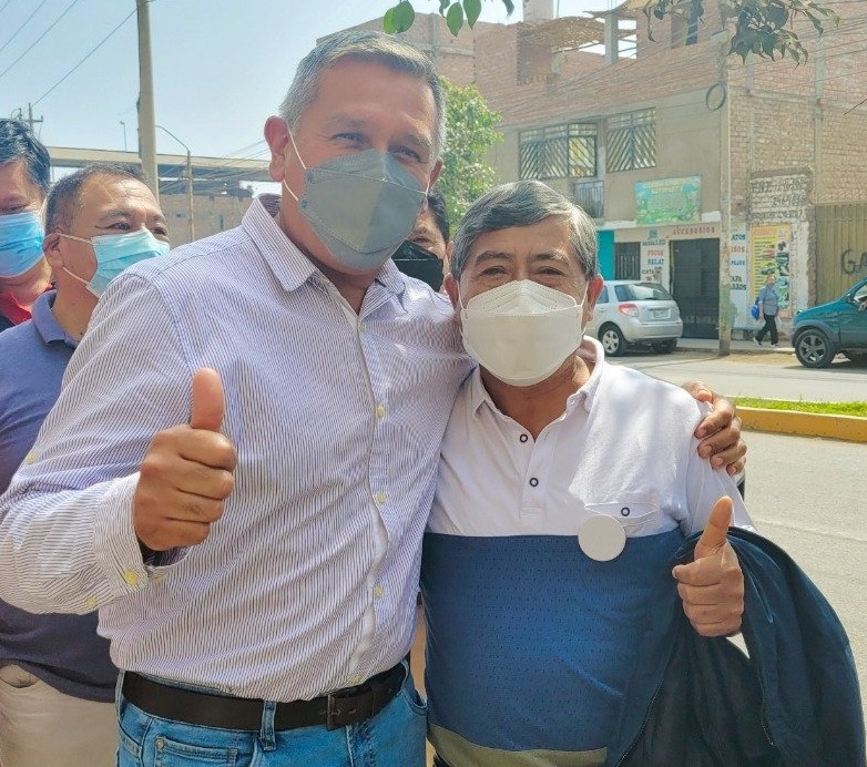 Los dos favoritos se unen en un gran abrazo&nbsp;fraterno