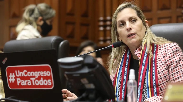 María del Carmen Alva dice que el Congreso trabaja por la unidad de “blancos e&nbsp;indios”