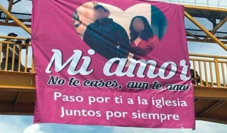 “No te cases, aún te amo”: curioso cartel colgado en medio de un puente llama la atención de&nbsp;peatones