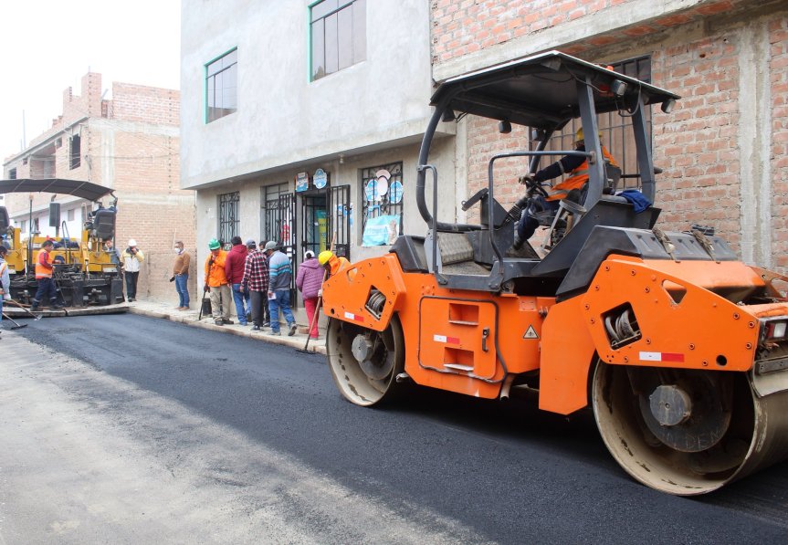 Supervisan trabajos finales de la obra de mejoramiento de los servicios de transitabilidad vehicular y peatonal del C.P Cerro la Merced que ejecuta la comuna&nbsp;huaralina