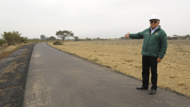 Ricardo Chavarría supervisa operatividad de maquinarias pesadas, en asfaltado de 3.5 km de la Carretera Aucallama – Palpa, en su meta&nbsp;IV