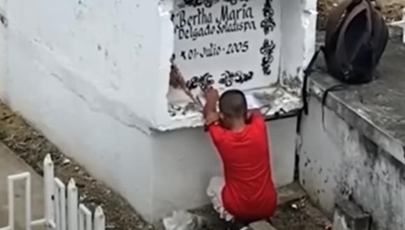 Escolar visita la tumba de su madre para enseñarle sus&nbsp;calificaciones