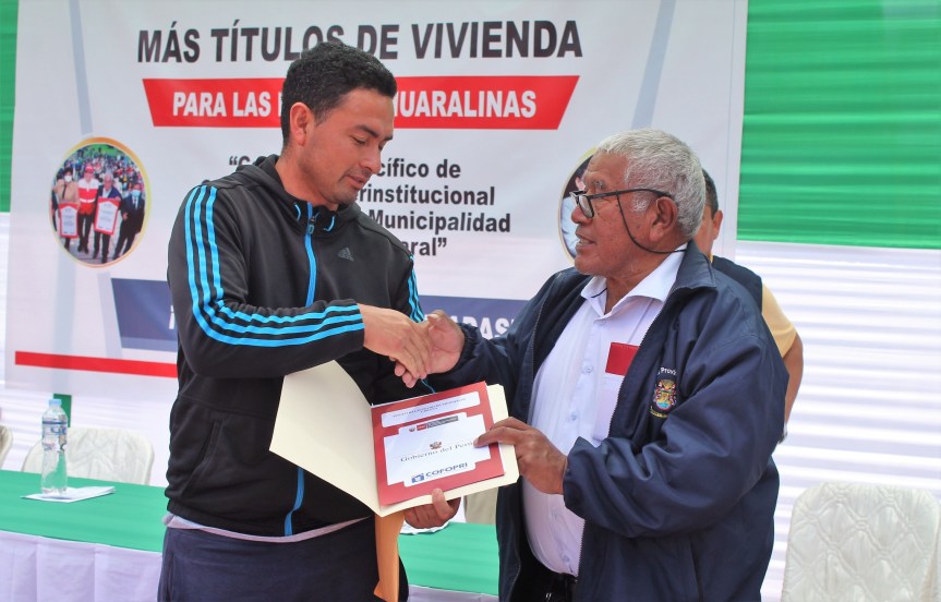 Alcalde Jaime Uribe entrega títulos de propiedad a más&nbsp;familias