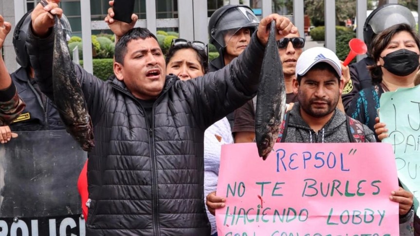 Pescadores lanzan peces negros frente a las oficinas de Repsol en Lima como protesta por un&nbsp;derrame
