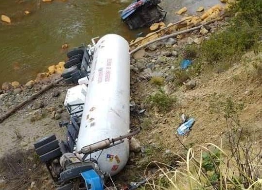 Se salvó de morir: chofer sobrevive tras despiste de camión&nbsp;cisterna