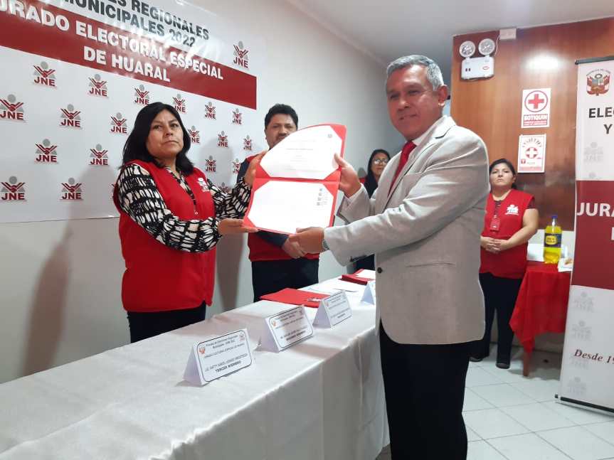 JEE de Huaral entregó credencial a Fernando Cárdenas y regidores para el periodo 2023 –&nbsp;2026