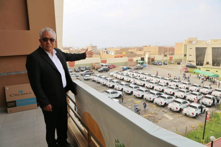 Ricardo Chavarría entrega modernas camionetas, para combatir contra la delincuencia, en Yauyos y&nbsp;Huarochirí