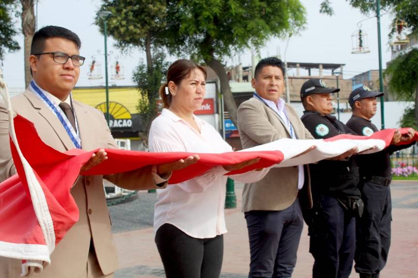 Regidores y funcionarios participaron en el izamiento del Pabellón Nacional y bandera a&nbsp;Huaral