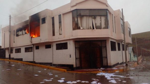 Puno: una mujer fallecida deja enfrentamiento entre manifestantes y la Policía en&nbsp;Macusani