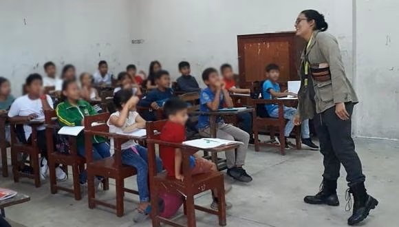 Iquitos: Futuro profesor que aprendió sin ayuda 6 idiomas enseña gratis inglés a niños de bajos&nbsp;recursos