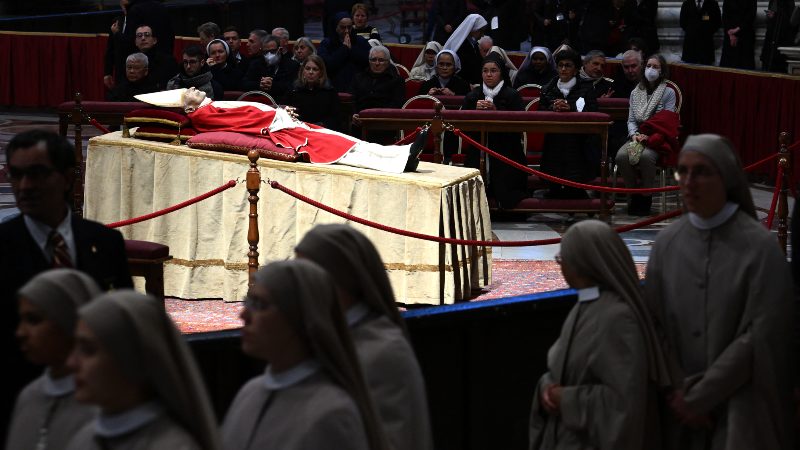Miles desfilan para despedir a Benedicto XVI en la basílica de San Pedro en el&nbsp;Vaticano