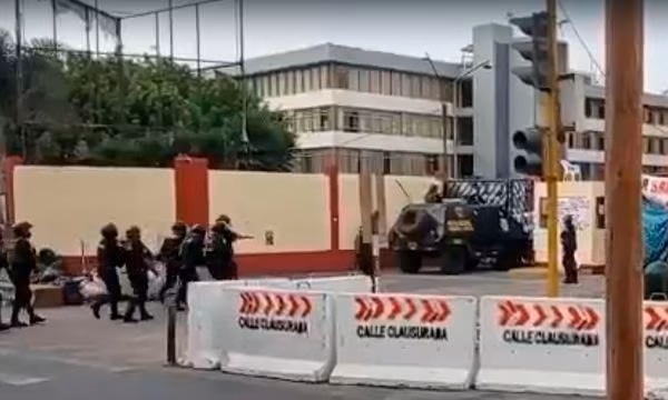 Policía derrumba reja e ingresa con tanques a San Marcos para desalojar a&nbsp;manifestantes