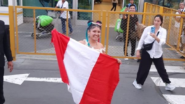 Milena Warthon llegó a Perú y se animó a cantar ‘Warmisitay’ en el&nbsp;aeropuerto