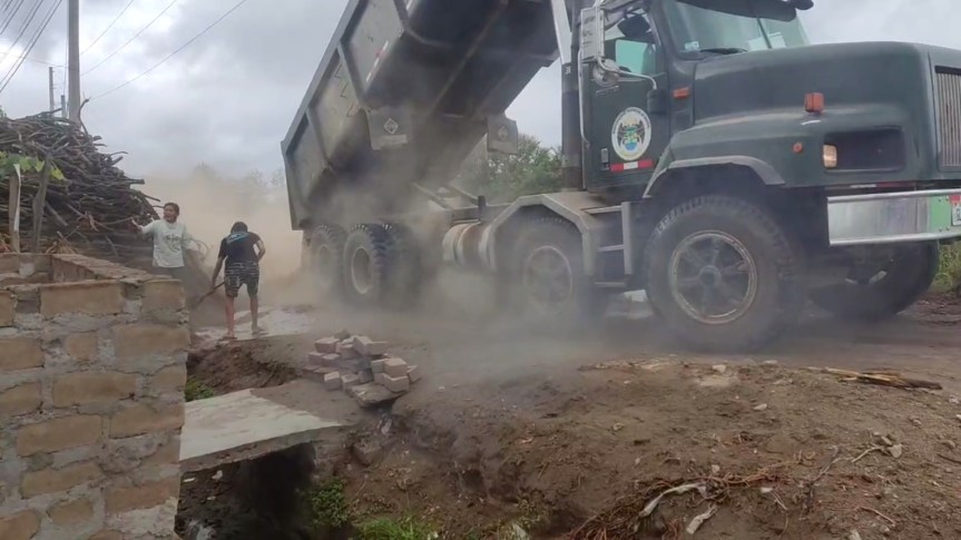 Alerta Huaral: Cabuyal quedó aislado por deslizamiento de lodo y piedras y la MPH intervino con&nbsp;maquinaria