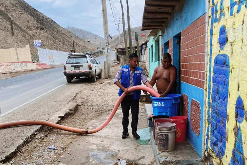 Afectados por huaicos reciben agua potable a través de cisternas gestionados por el alcalde&nbsp;provincial