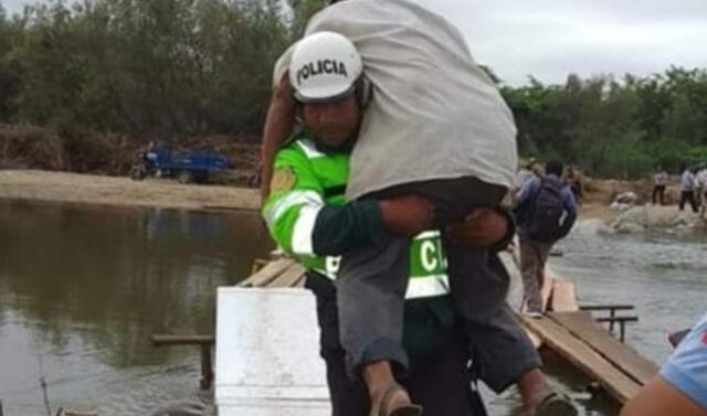 Policía se hace viral tras cargar a un anciano para ayudarlo a cruzar por un puente de&nbsp;madera