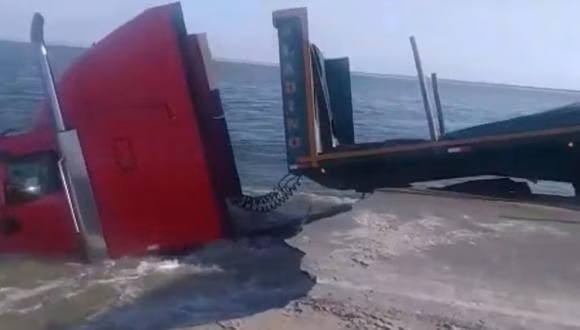 Piura: Tráiler queda atrapado en carretera dañada por la Laguna La&nbsp;Niña