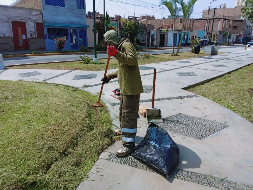 Continúa la limpieza y poda en las áreas verdes en la Alameda de los Héroes –&nbsp;Huaral