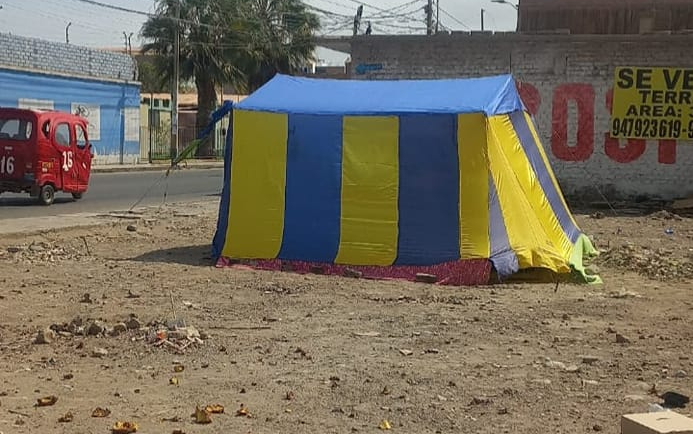 Huacho: Venezolanos instalan carpa en lote&nbsp;abandonado