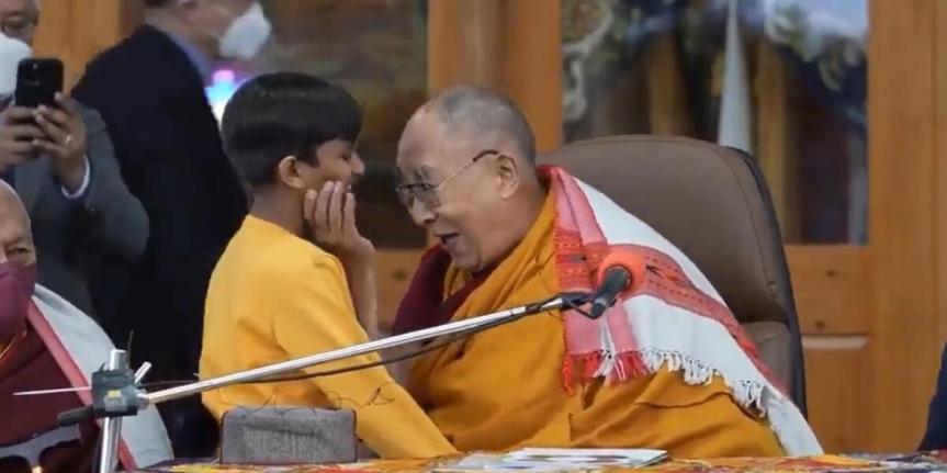 Dalai Lama besa a niño en la boca y le pide «chuparle» su lengua; lo acusan de abuso&nbsp;infantil