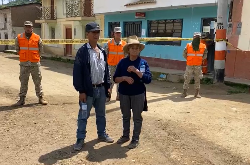 Familiares de mujer sepultada por alud en la Perla Chaupis: “Saquen a mi hija que está viva, no voy a dejar que se&nbsp;muera”