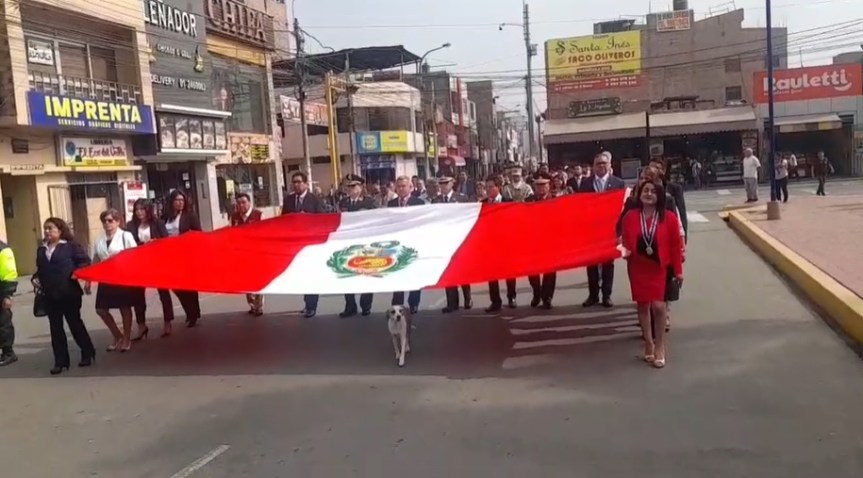 Huaral: Perrito callejero desfiló junto a las autoridades por el Día de la&nbsp;Bandera