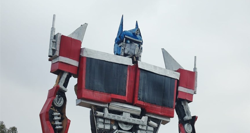 Escolares de colegio de Sayán confeccionan al líder de los autobots Optimus Prime de 7 metros de&nbsp;altura