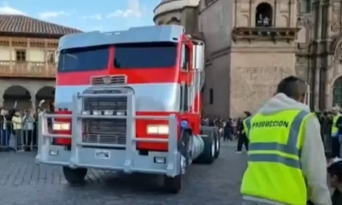 Cusco: Presentan réplicas de los Transformers por las calles de la ciudad&nbsp;imperial