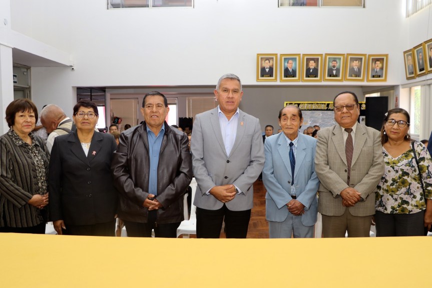 Alcalde Fernando Cárdenas participó en ceremonia de reconocimiento a maestros por tiempo de servicio en su&nbsp;día