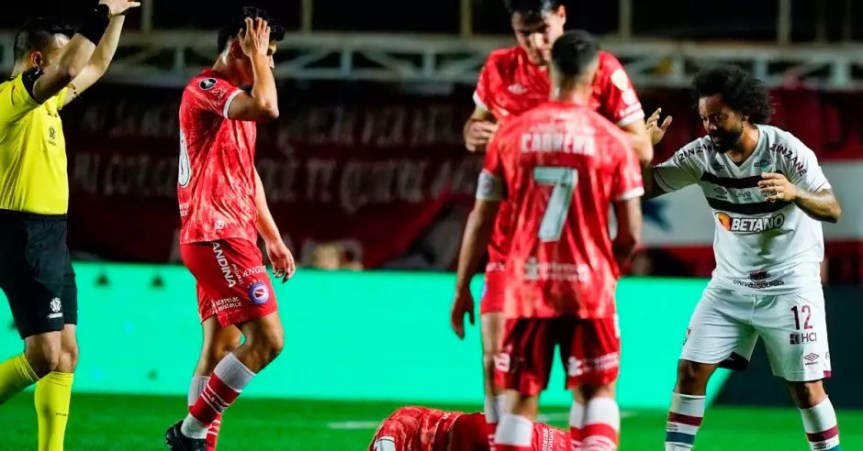 ¡Escalofriante! Marcelo protagonizó terrorífica lesión de un rival en Copa&nbsp;Libertadores