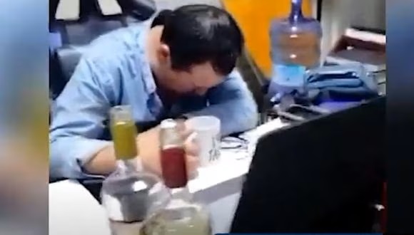 ¡El colmo! Comisario de Canto Grande fue grabado bebiendo&nbsp;licor