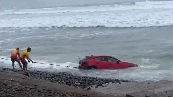 Una camioneta terminó dentro del mar en playa de Miraflores, en circunstancias aún no&nbsp;esclarecidas