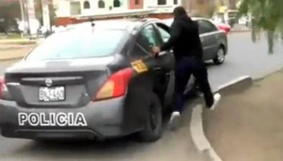 ¡Como delincuentes! Policías fugan en patrullero tras ser descubiertos cobrando una&nbsp;coima