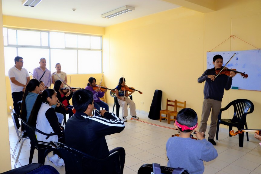 Alcalde provincial fue partícipe de las clases de la Orquesta Sinfónica que se desarrollan en la Casa de la&nbsp;Juventud