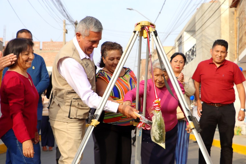 Alcalde provincial entregó obra de pistas, veredas y jardines a vecinos de las&nbsp;Margaritas