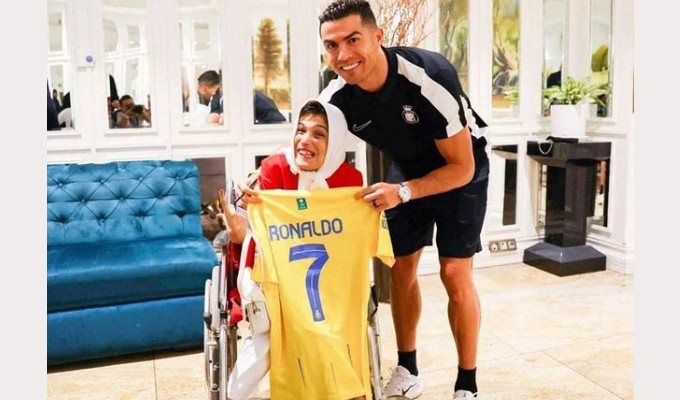 Irán: Cristiano Ronaldo condenado a 99 latigazos por abrazar a una&nbsp;fan