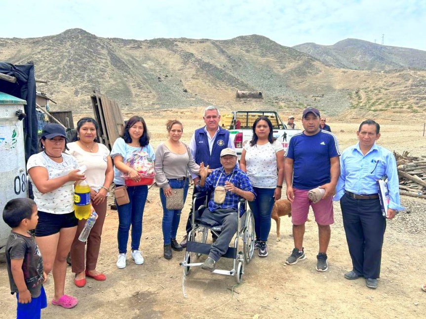 Alcalde Fernando Cárdenas entrega silla de ruedas a morador del C. P. Túpac&nbsp;Amaru