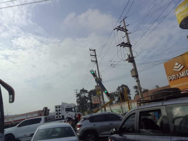 Chancay: Tráiler deriva semáforo por evitar choque con moto&nbsp;lineal