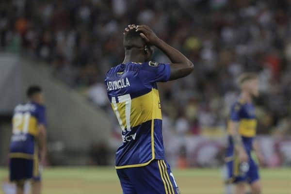 Luis Advíncula fue calmado por Agustín Lozano tras perder final de Copa&nbsp;Libertadores