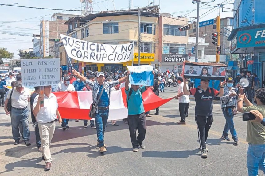 Piura: maestros bloquearon un puente en modo de protesta y exigen&nbsp;pagos