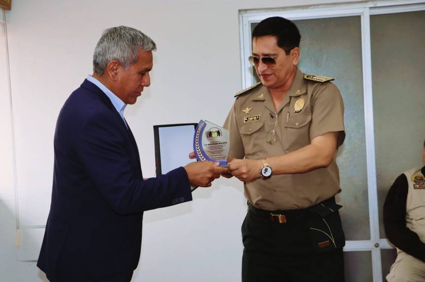 Alcalde Fernando Cárdenas otrogó reconocimiento por impecable labor a Crnel. Manuel Farías&nbsp;Zapata