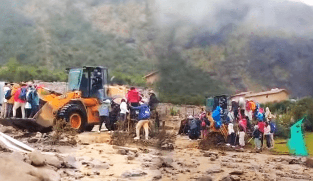 Cusco: turistas se salvan de ser arrastrados por huaicos y son auxiliados en cargador&nbsp;frontal