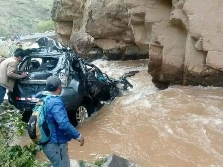 Cuatro miembros de una familia mueren al caer camioneta a un abismo en&nbsp;Huánuco