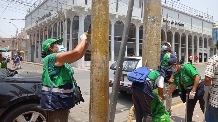 Se inicia jornada de limpieza de postes en la calle Benjamín&nbsp;Vizquerra