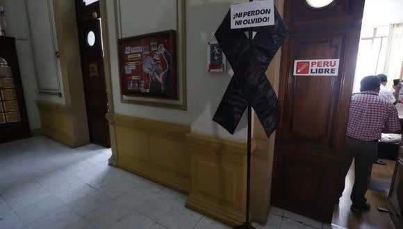 Con banderas negras y un parlante, Perú Libre protestó durante conmemoración por los 30 años de la Constitución de&nbsp;1993