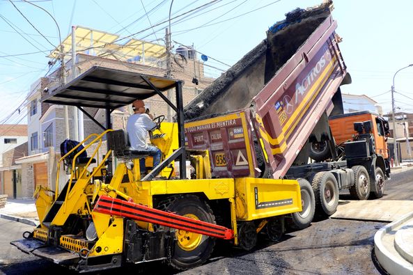 Alcalde Fernando Cárdenas supervisa colocado de carpeta asfáltica en calles de la Urb.&nbsp;Fonavi